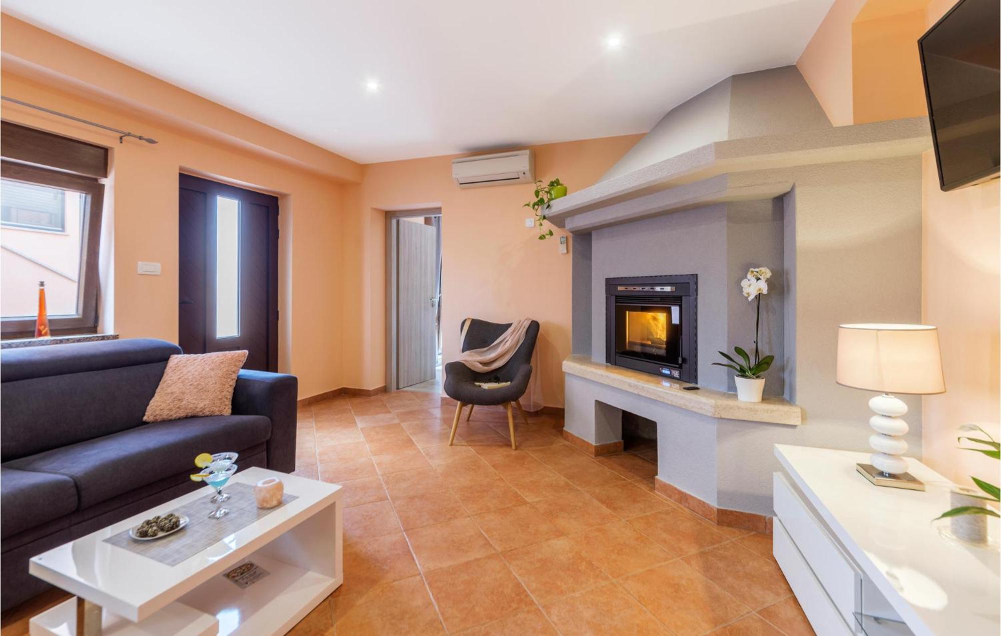 1 Bedroom Stunning Apartment In Пула Экстерьер фото