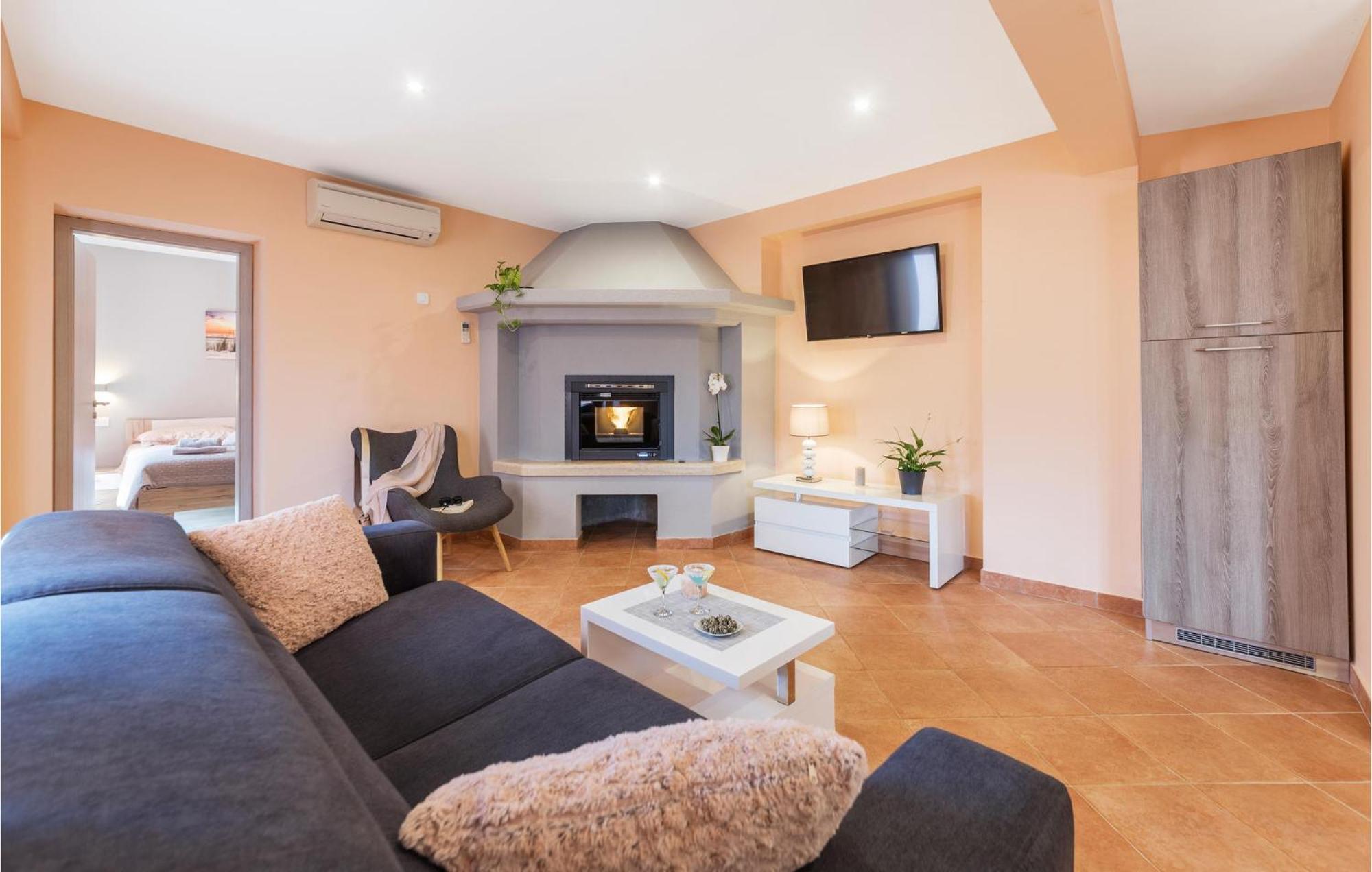 1 Bedroom Stunning Apartment In Пула Экстерьер фото