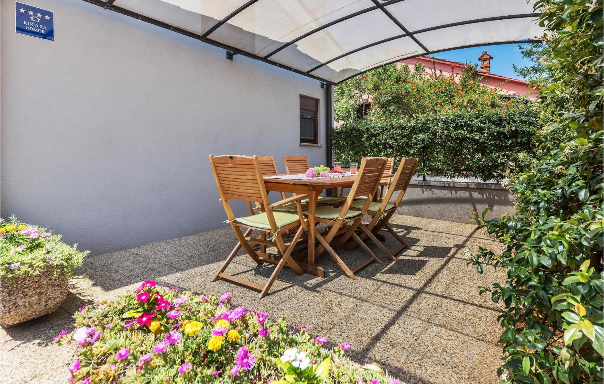 1 Bedroom Stunning Apartment In Пула Экстерьер фото